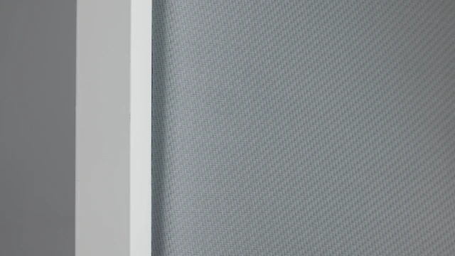 Grafika prezentująca technologię ZIP w roletach zewnętrznych Sparrow Blinds – prowadzenie tkaniny w prowadnicy