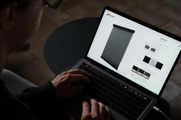 Ekran konfiguratora rolet Sparrow Blinds z opcjami wyboru tkanin, kolorów i mechanizmów